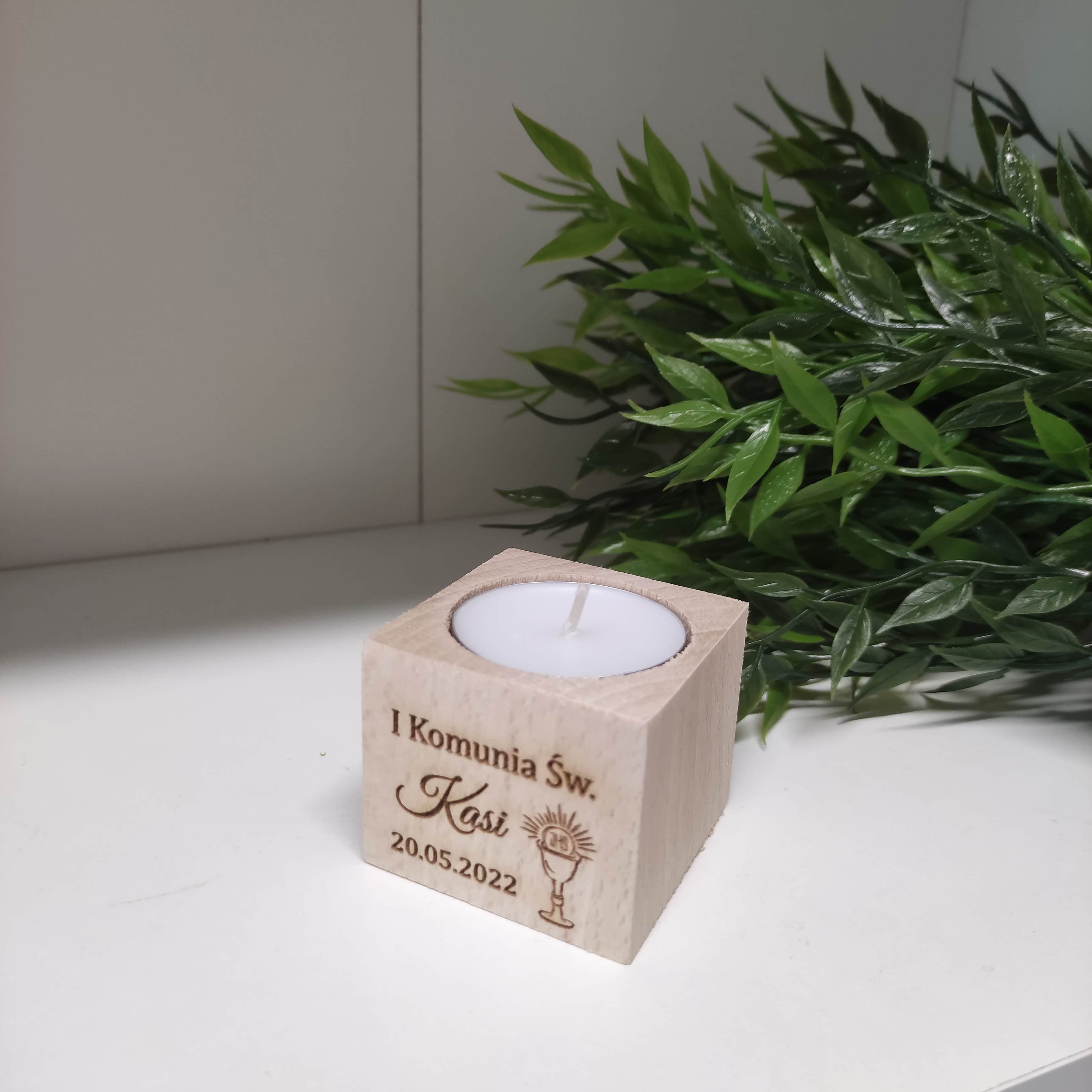 Drewniany świecznik z grawerem