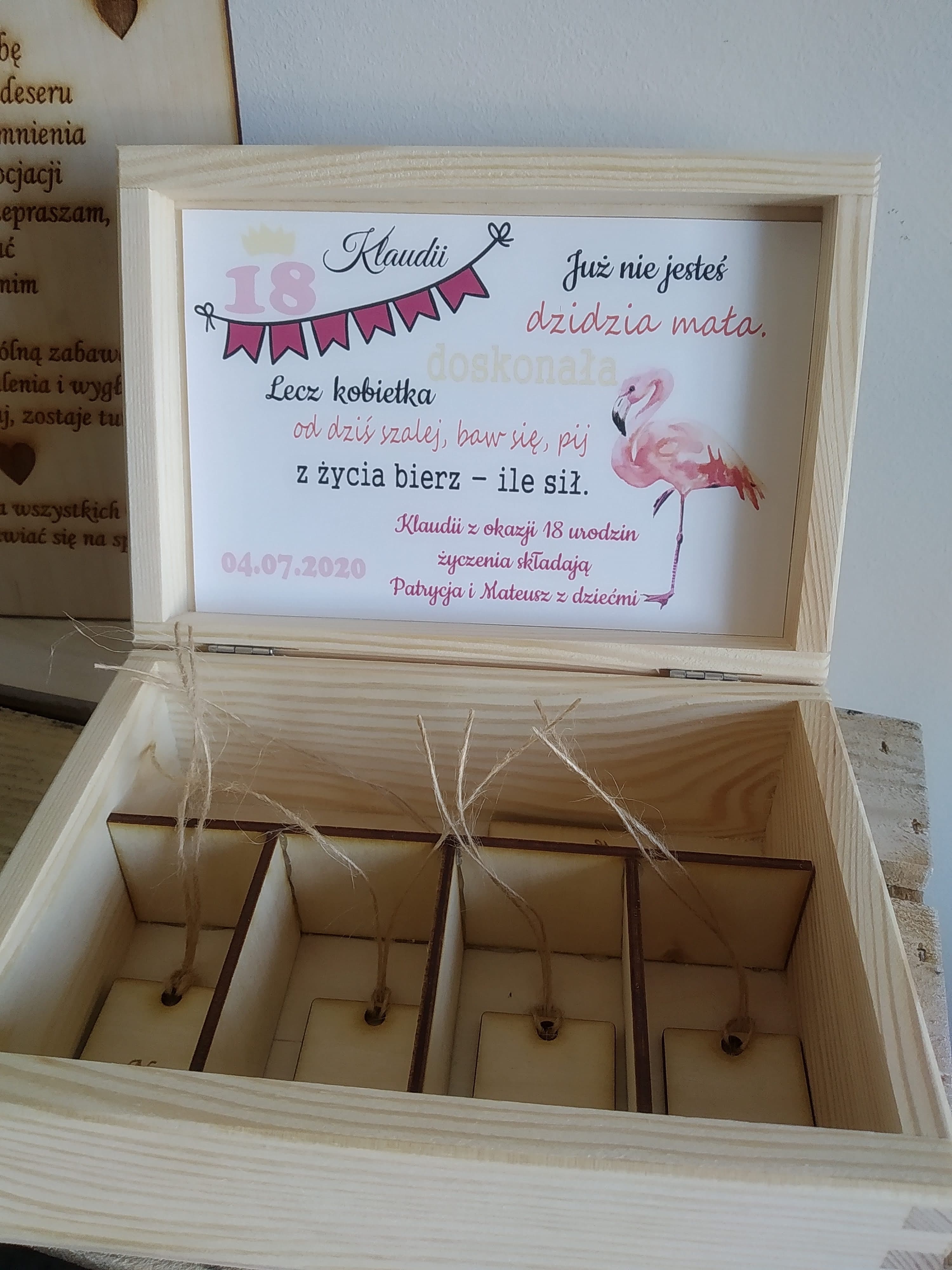 Pudełko na 18, flamingi.