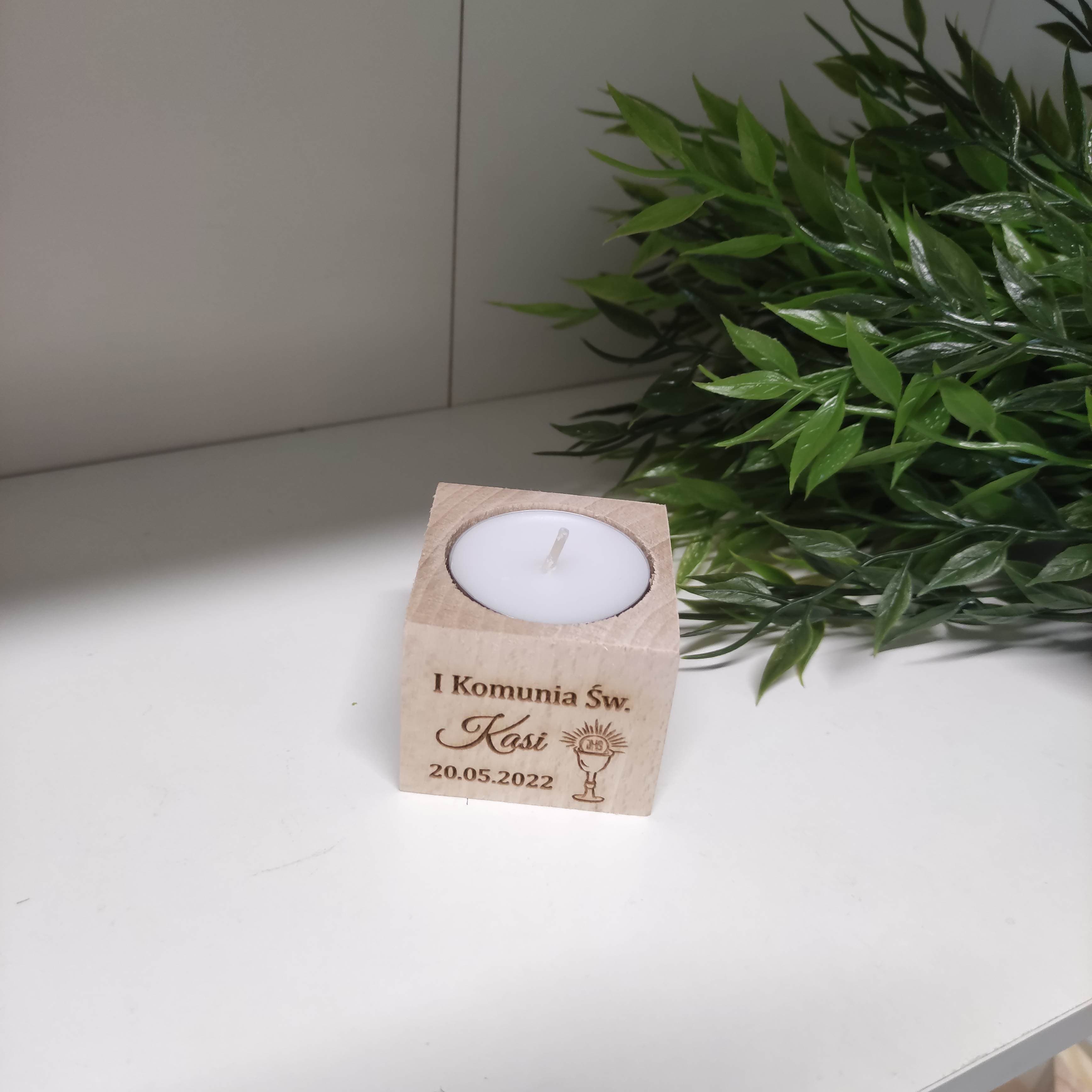 Drewniany świecznik z grawerem