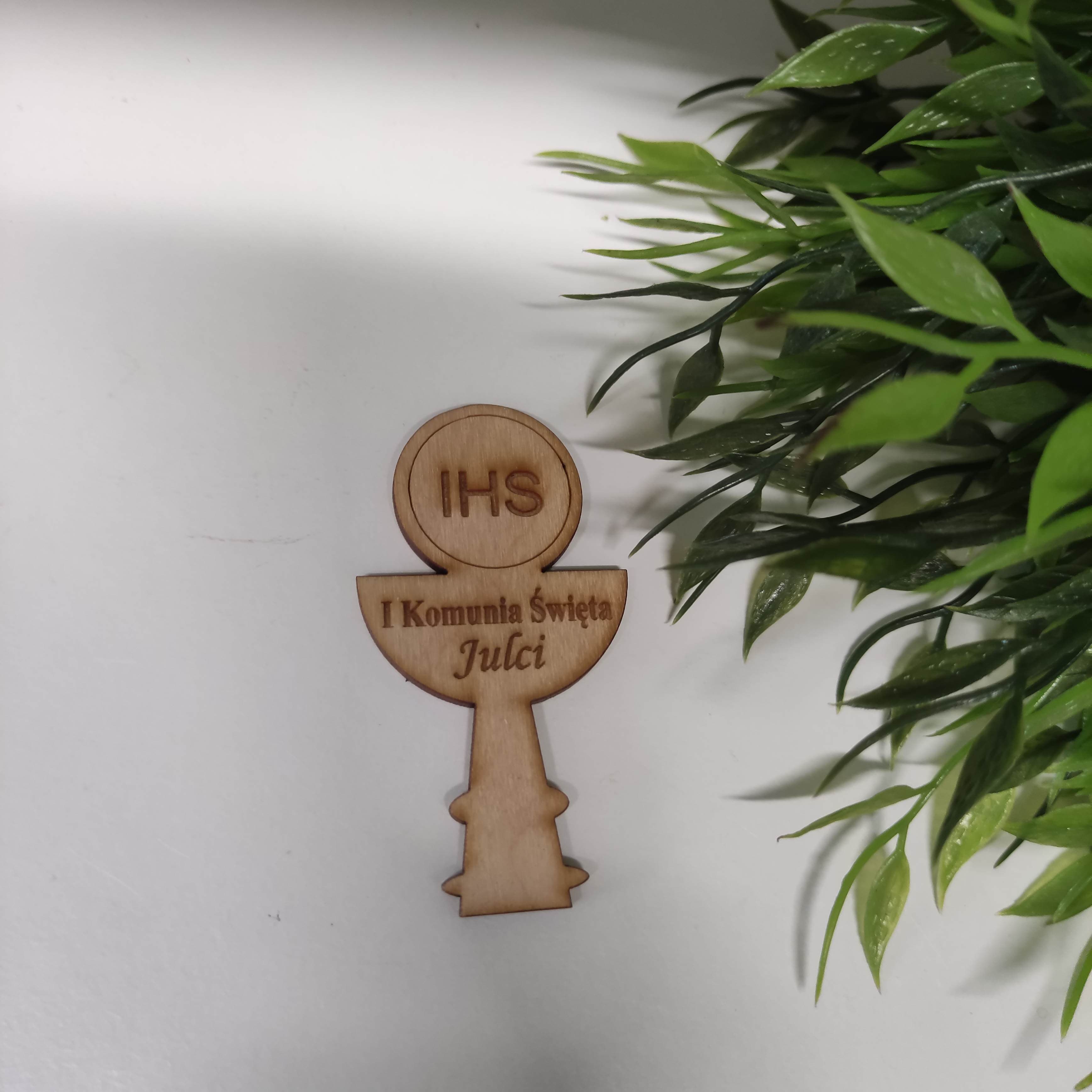 Magnes drewniany hostia