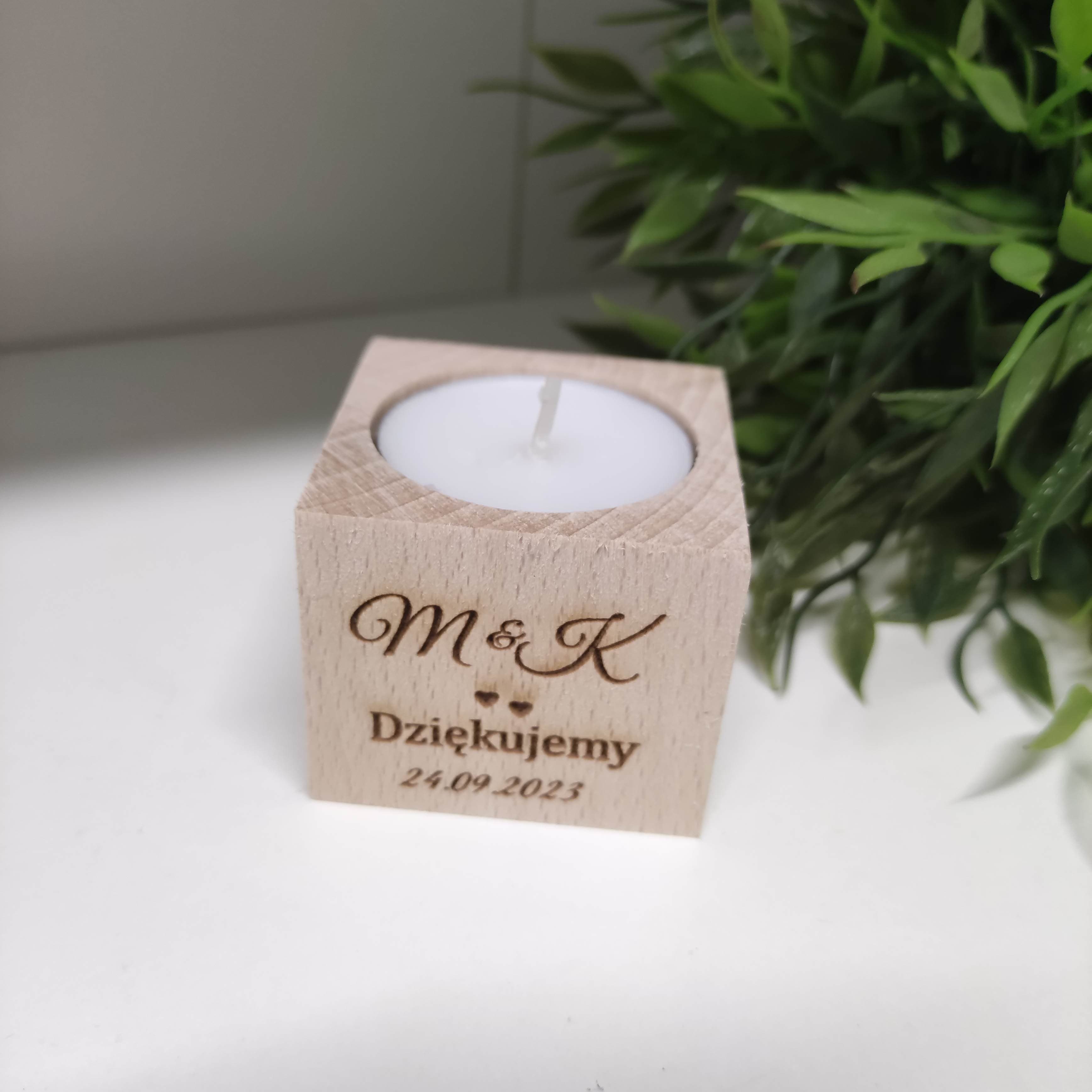 Drewniany świecznik z grawerem